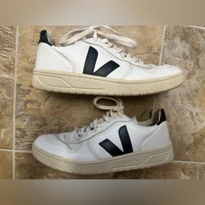Veja V-10 CWL sz 39 / women 8 / men 6.5 black white
